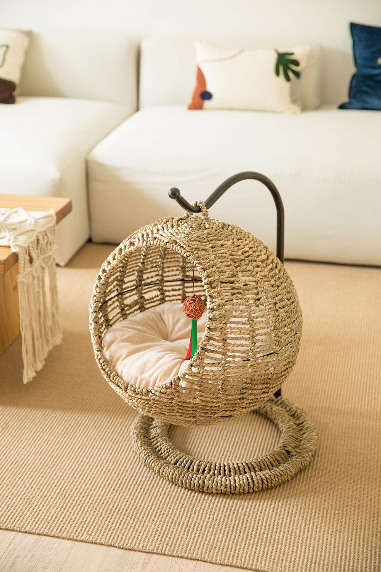 Ninho de vime para gatos na sala