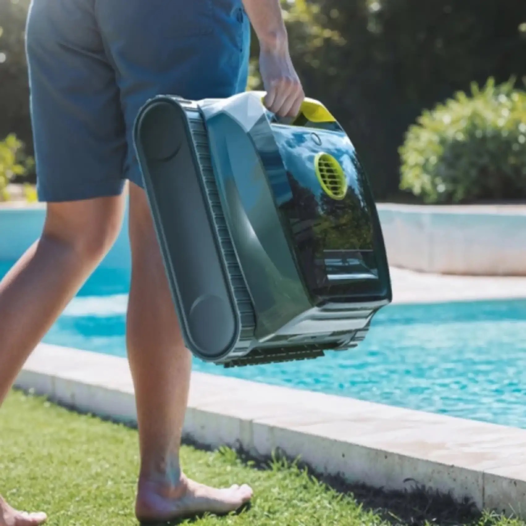 Homem a transportar facilmente o robot Zodiac Freedom Lite à beira da piscina