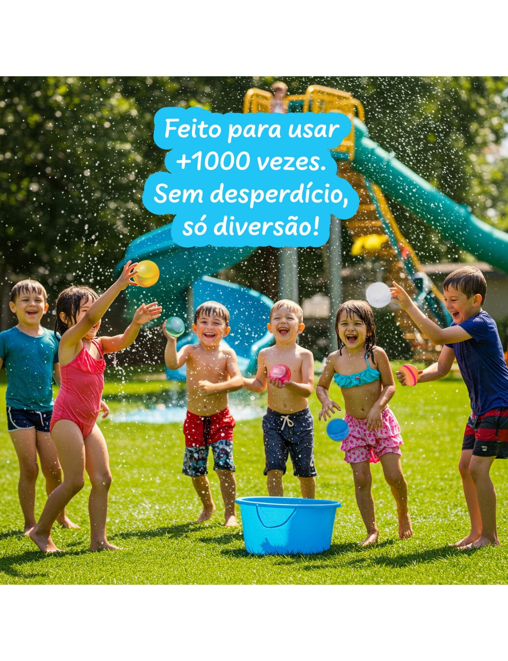 Crianças a brincar com balões de água no jardim no verão