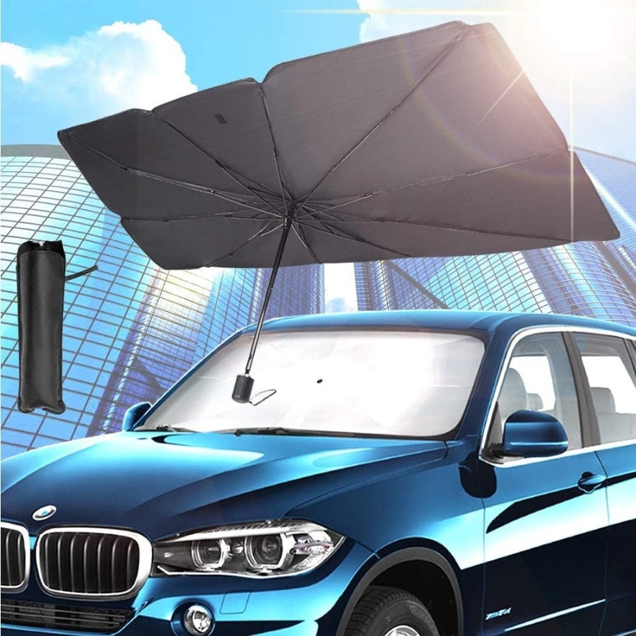 Pára-sol guarda-chuva aberto a cobrir todo o pára-brisas, com a bolsa de transporte ao lado