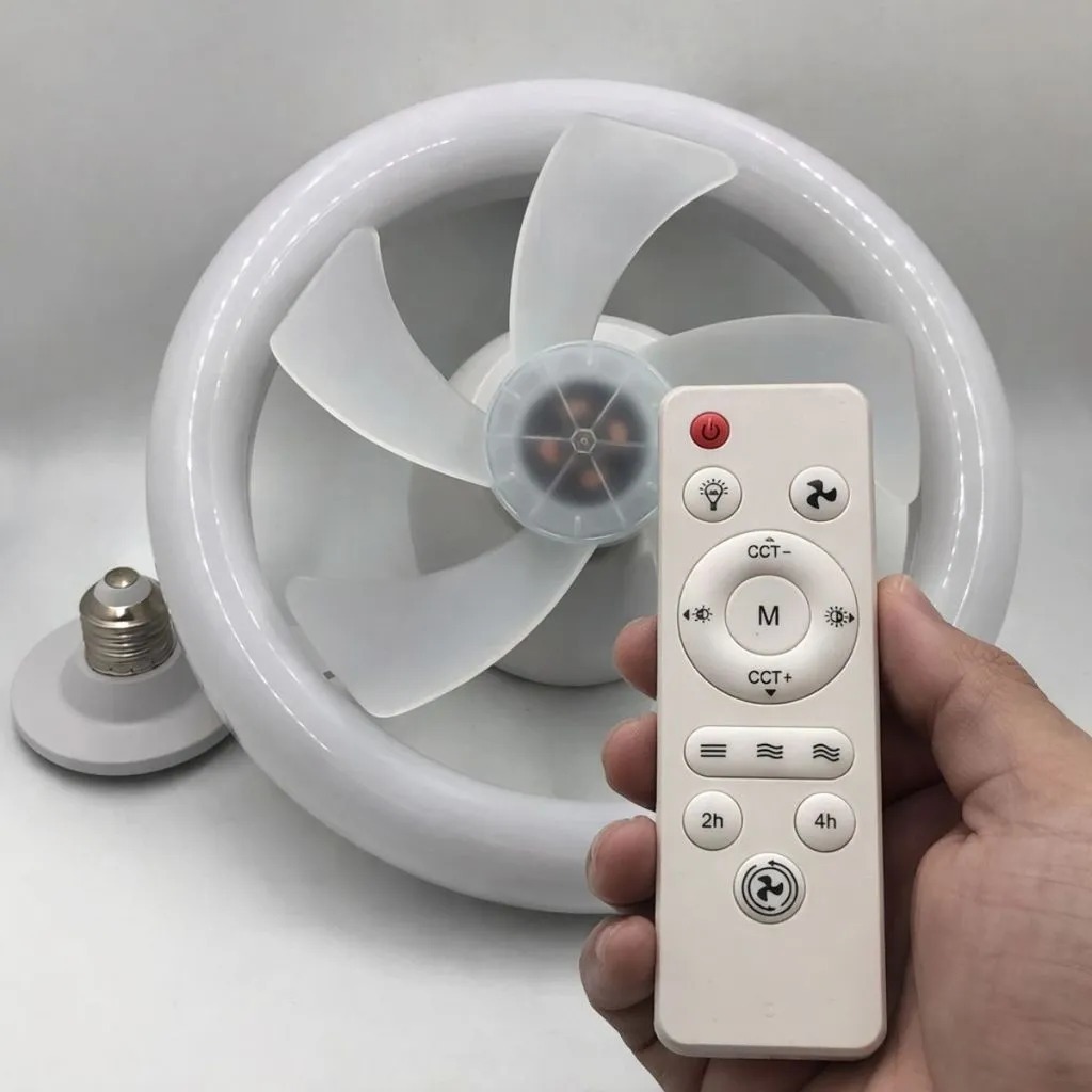 Comando à distância da luminária ventilador de teto LED na mão