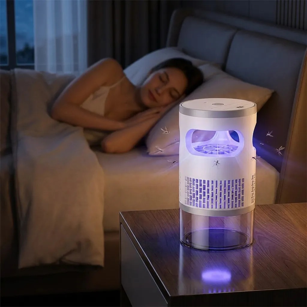 Mulher a dormir tranquila com a lâmpada anti-mosquitos na mesa de cabeceira