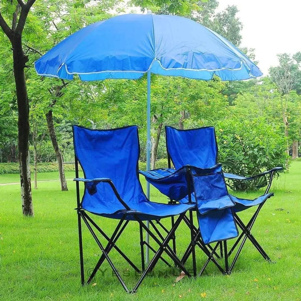 Cadeira de praia dupla azul com guarda-sol montada num jardim ao sol