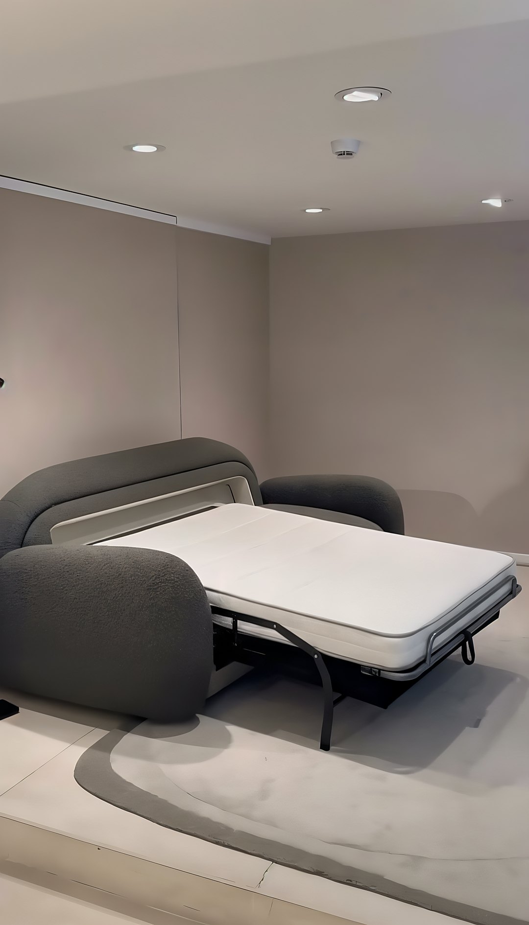 Sofá-cama aberto como cama confortável, pronto para dormir