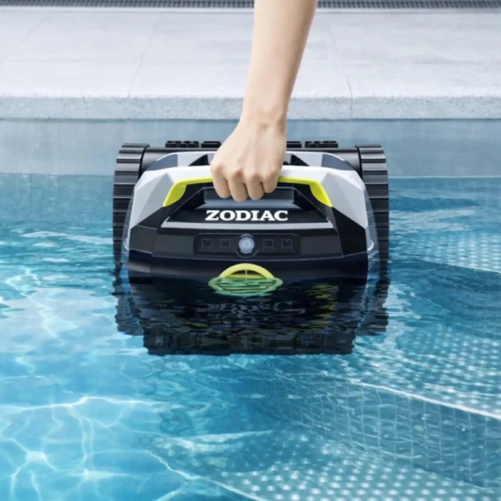 Mão a retirar o robot Zodiac Freedom Lite da água da piscina pela asa, sem cabos