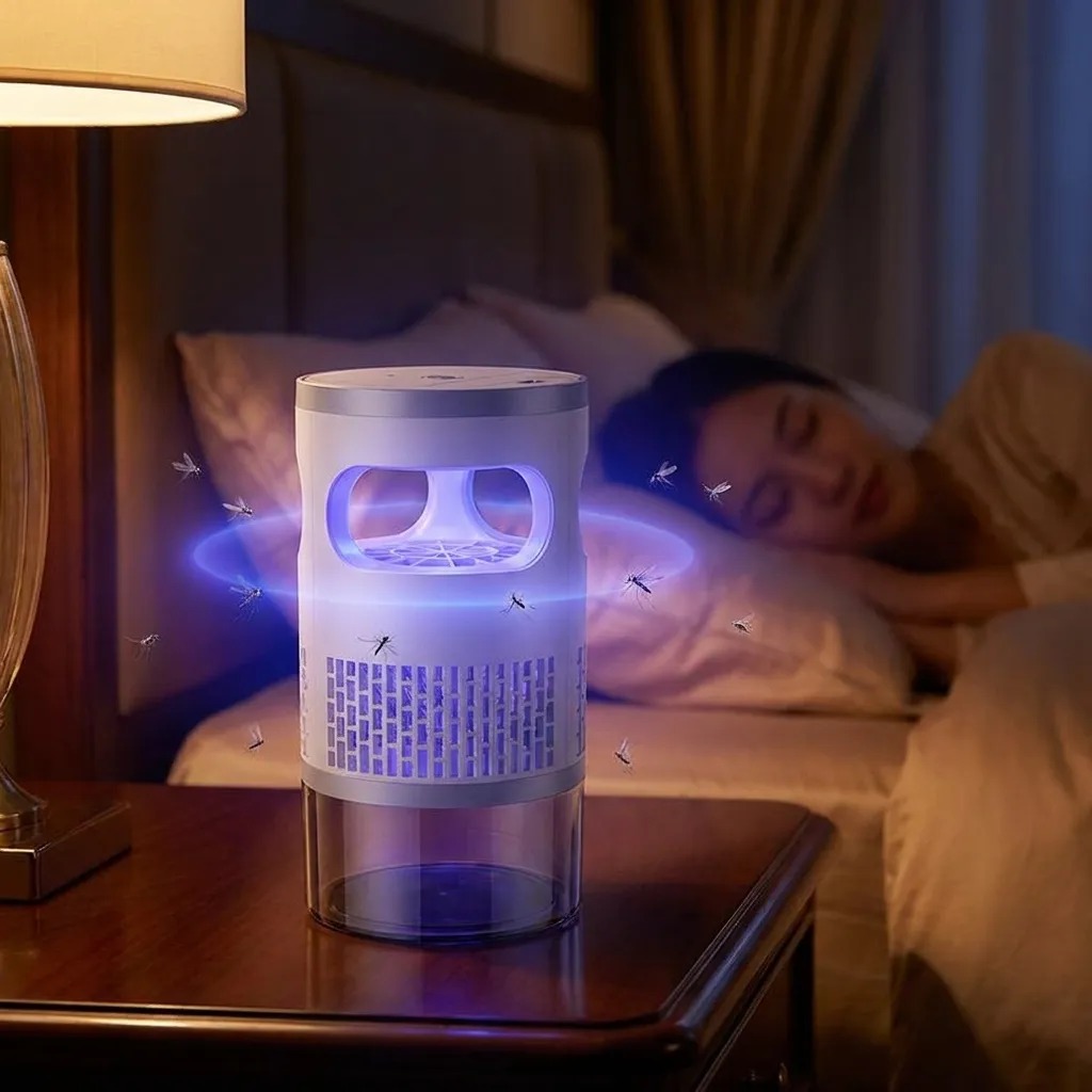 Lâmpada anti-mosquitos com luz UV suave junto à cama enquanto a pessoa dorme