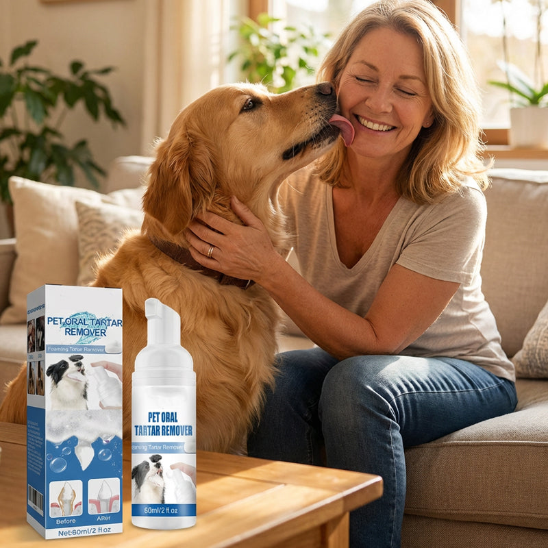 Mulher feliz com o seu cão depois de cuidar da higiene oral com a espuma