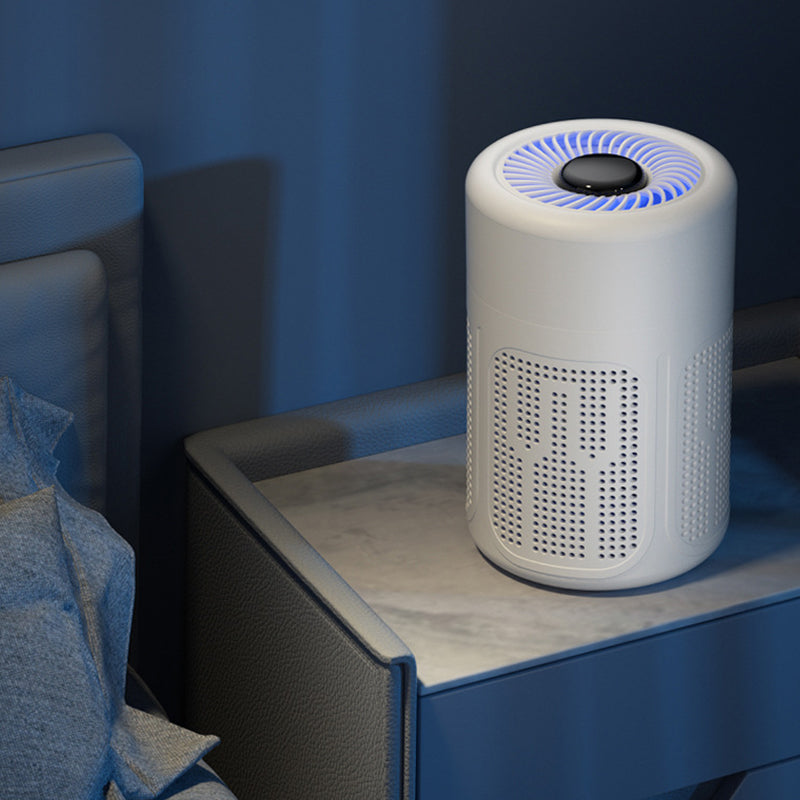 Purificador de ar compacto branco numa mesinha de cabeceira no quarto