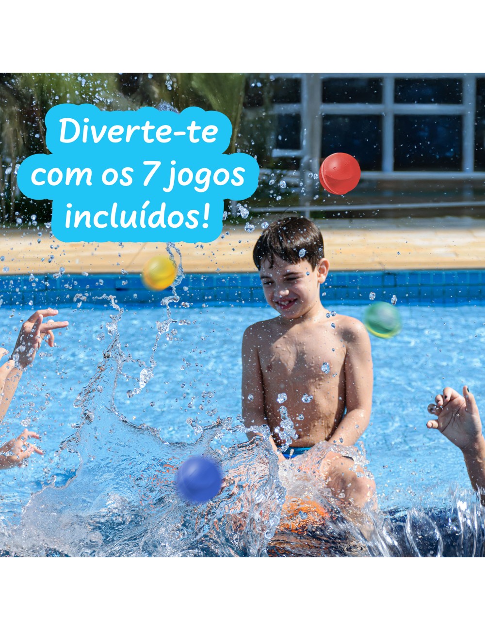 Menino a divertir-se na piscina com os balões de água e os 7 jogos incluídos